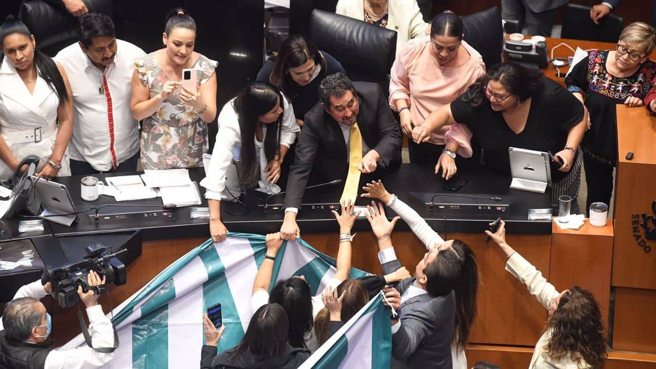 Acusan a senador morenista de agredir a manotazos durante toma | Diario24