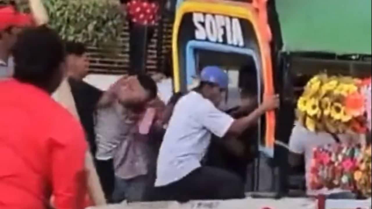 Alcaldía Xochimilco suspende a trajinera involucrada en pelea campal | Diario24