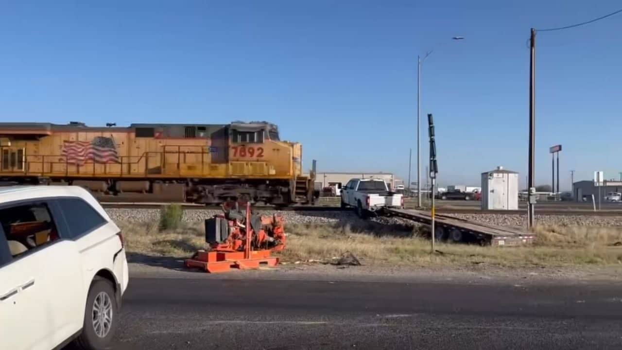 Un tren destroza una camioneta que había chocado previamente Video | Diario24