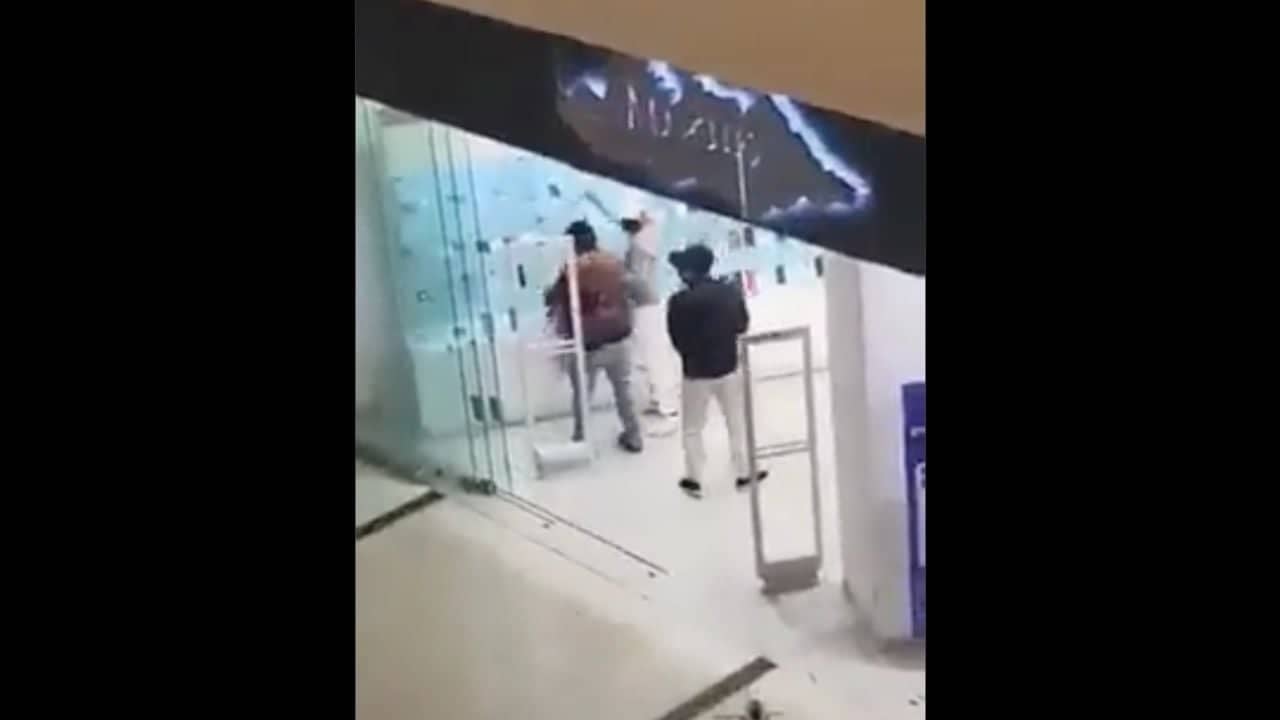 Están robando tres asaltantes irrumpen en una tienda Mixup de | Diario24