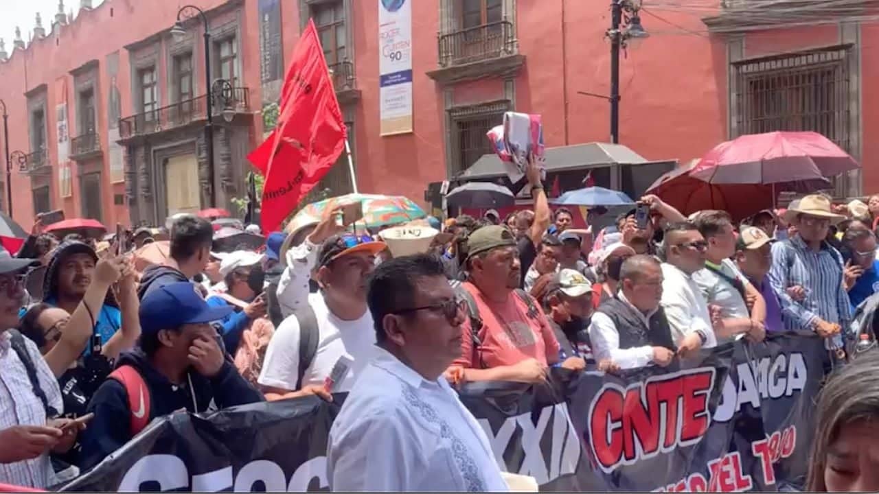 Integrantes de la CNTE presionan para entrar el acto de | Diario24